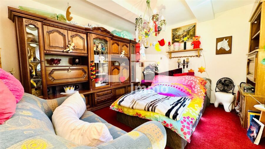 Großer Dreiseithof mit 2 bis 3 Wohneinheiten, 3 Nebengebäuden + großem Grundstück - OG Gebäudeteil 2 / Schlafzimmer